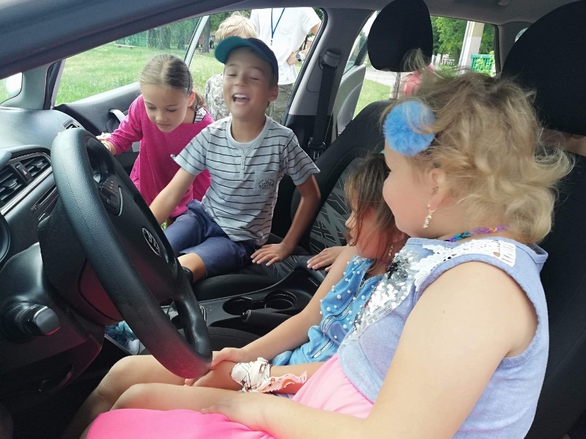 Dzieci dowiedziały się sporo o bezpieczeństwie i mogły zajrzeć do policyjnego samochodu