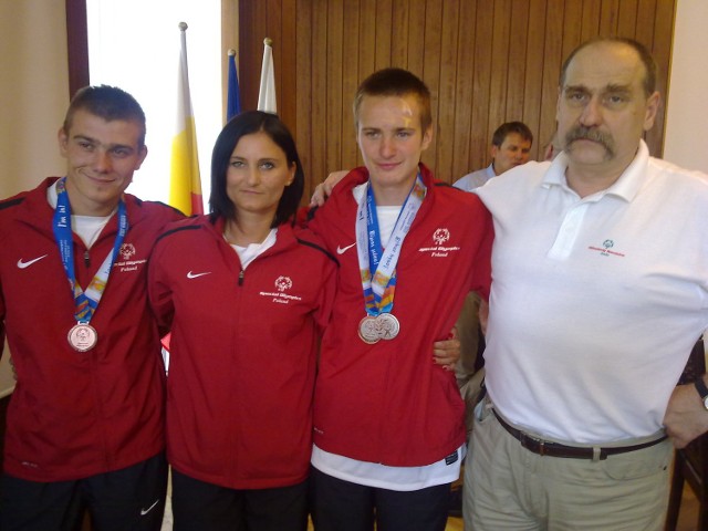Medaliści z opiekunami