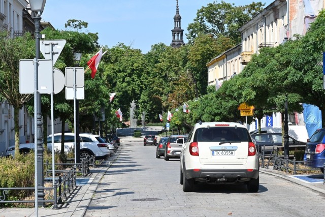 Ulica Mickiewicza w Kielcach choć została ładnie wyremontowana, pojawiło się stylowe wyposażenie, które jednak trudno dostrzec, ponieważ jest zastawiona parkującymi samochodami.