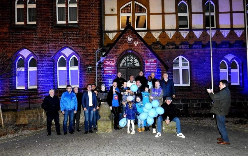 Budynek grodziskiego starostwa podświetlono na niebiesko w ramach obchodów Światowego Dnia Autyzmu [ZDJĘCIA] 