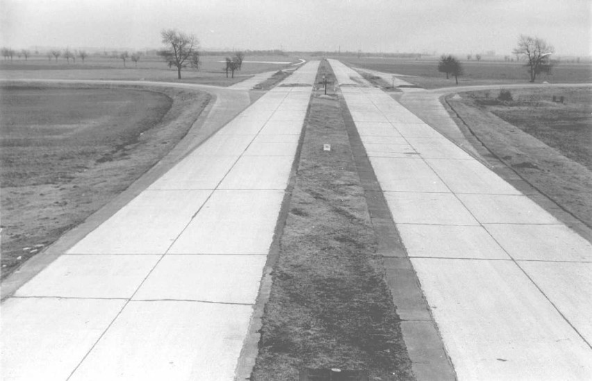 Ostatnie odcinki autostrady z betonowych płyt przetrwały na...