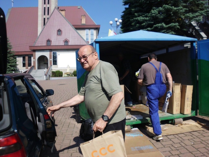 Bochnia. Zebrano ponad 11 ton makulatury da Afryki - zobacz zdjęcia 