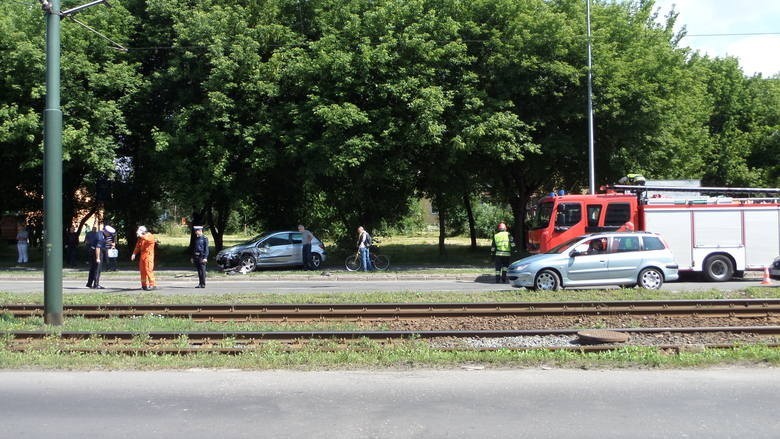 Wypadek Kraków: zderzenie samochodów na al. Jana Pawła II [ZDJĘCIA]