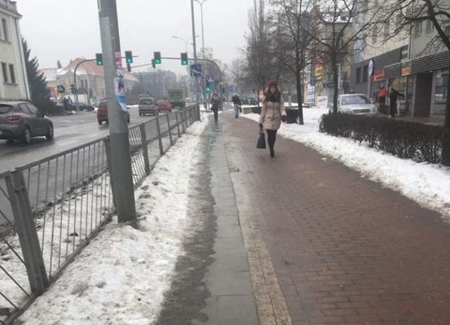 Śnieg zalegający na chodniku przy alei IX Wieków Kielc powoduje, że piesi muszą chodzić ścieżką rowerową.