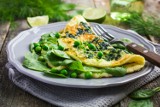 Puszysty omlet z warzywami na śniadanie. Poznaj przepis na sycące jajka. Dzięki jednemu sposobowi rozpływa się w ustach