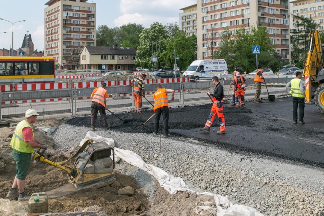 Na ul. Lema  trwa wylewanie asfaltu. Kierowcy pojadą tędy w tym tygodniu, ale ulica zostanie ukończona dopiero w sierpniu