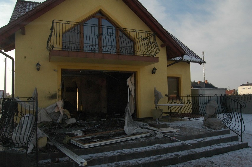 Starogard Gd. Wypadek w domu przy ul. Malinowej. Wybuchł kominek, są ranne dzieci [ZDJĘCIA]