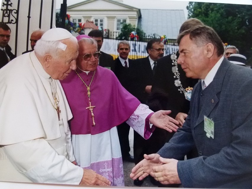 Papież Jan Paweł II w asyście biskupa Alojzego Orszulika...