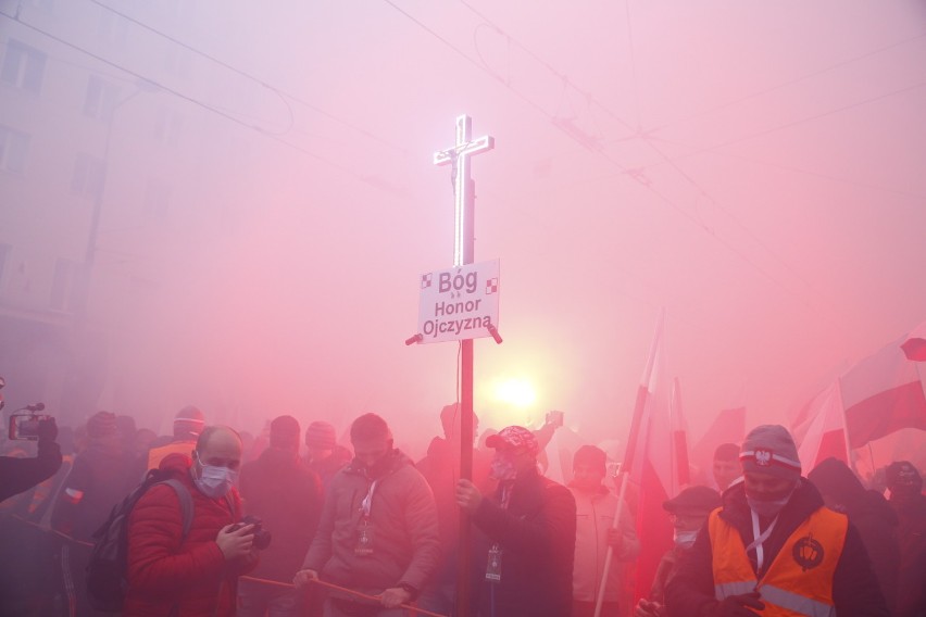Marsz Niepodległości 2020. Starcia z policją na ulicach Warszawy. "Zgromadzenie jest nielegalne"