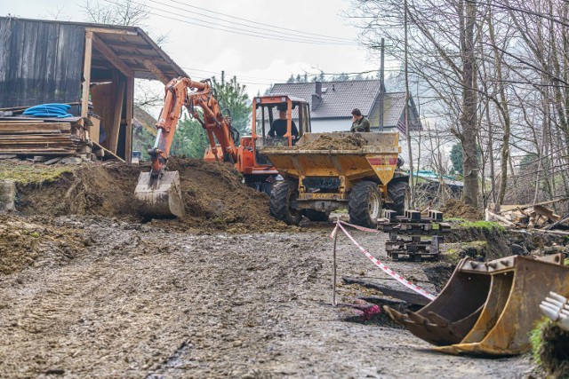 Od poniedziałku trwają prace przy stworzeniu drogi nad osuwiskiem. Do końca tygodnia mają zostać ułożone betonowe płyty.