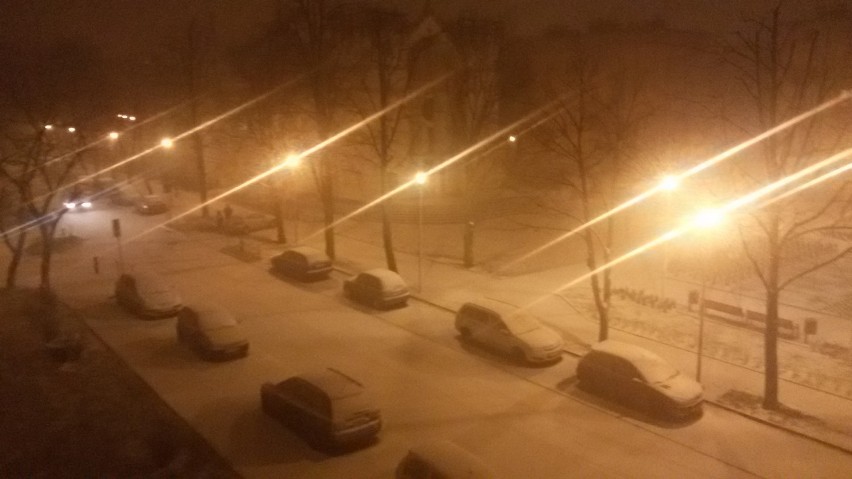 Atak zimy w Częstochowie. Śnieżyca i burza z piorunami sparaliżowała miasto [ZDJĘCIA]
