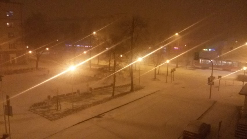 Atak zimy w Częstochowie. Śnieżyca i burza z piorunami sparaliżowała miasto [ZDJĘCIA]