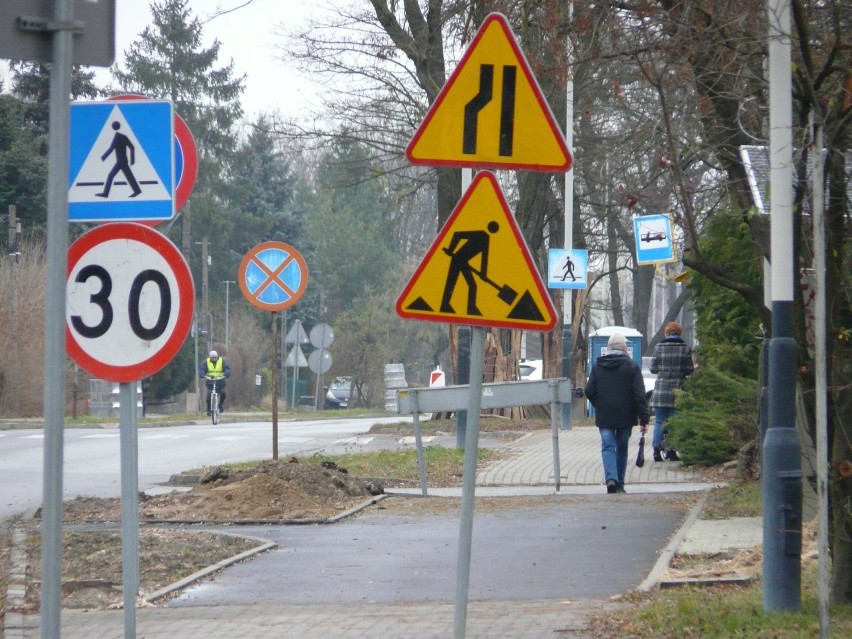 Kładą asfalt na drodze rowerowej przy ul. Jana Pawła II w Pabianicach. To jedna z dłuższych nowych dróg rowerowych. ZDJĘCIA