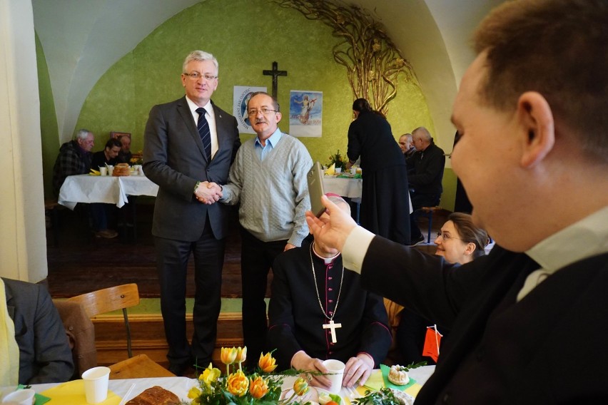 Wielkanoc: Śniadania dla potrzebujących w Barce i Caritasie