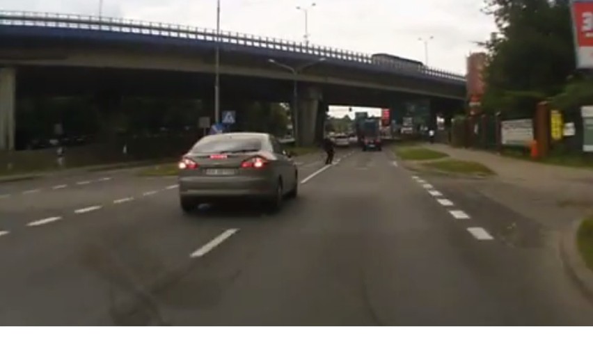 Katowice: O włos od tragedii na pasach [WIDEO]. Kiepska dola pieszego...