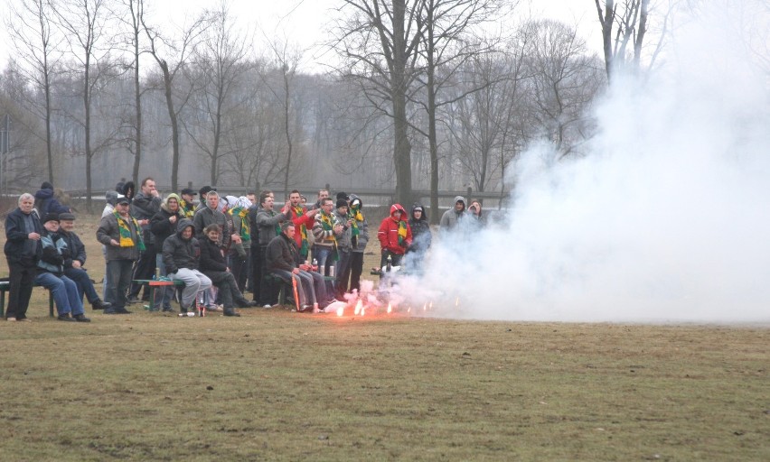 Grupa kibiców odpaliła race doprowadzając do przerwania...