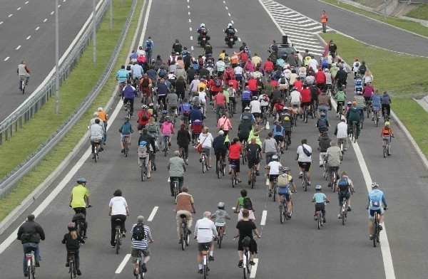 VI. OTWARCIE DTŚ Po raz pierwszy średnicówką przejechali rowerzyści podczas rajdu