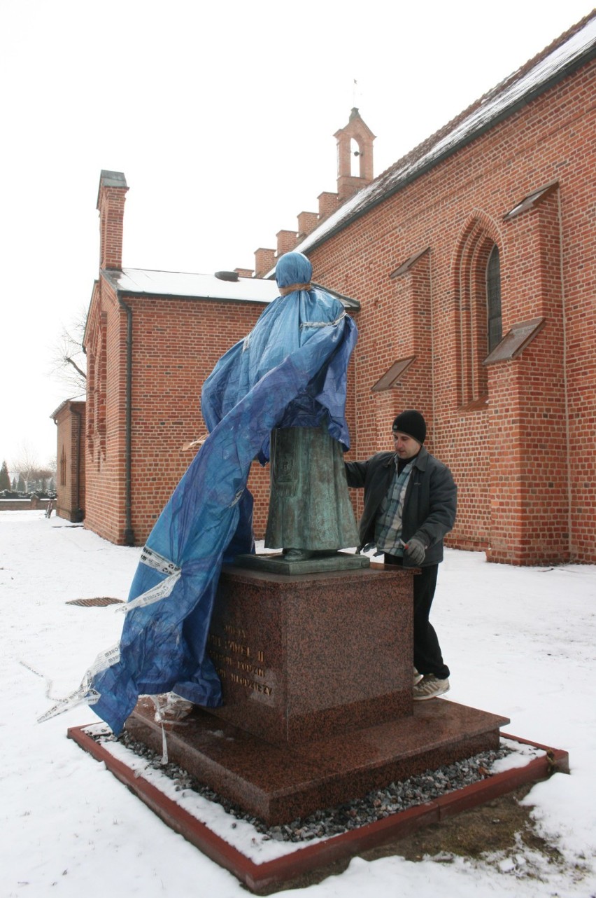 Poświęcili obelisk Jana Pawła II w Piotrkowie Kujawskim