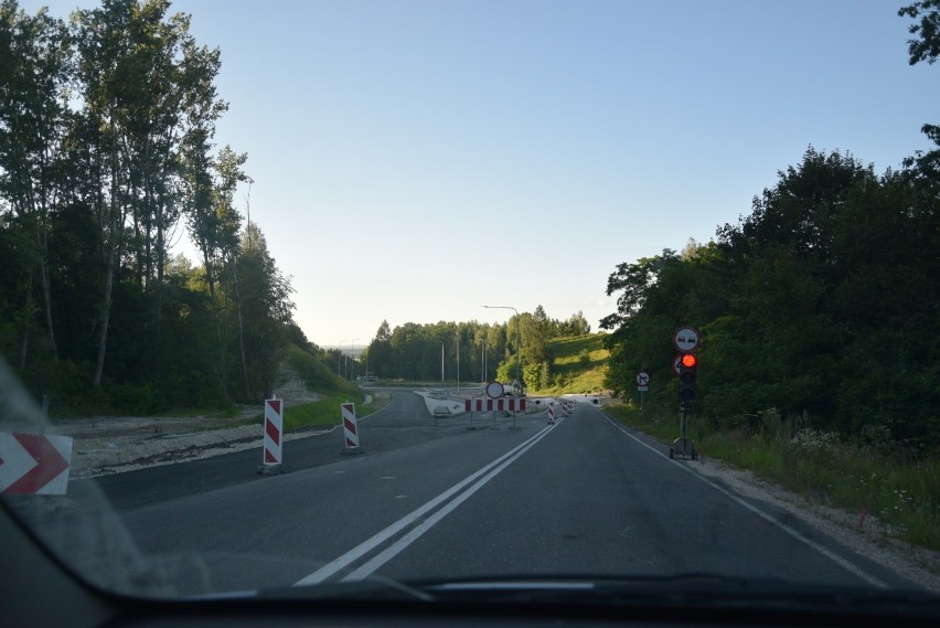 Tymczasowa sygnalizacja świetlna przy rondzie pomiędzy...