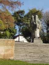 Pomnik "Iwana" w Żukowie pozostanie w centrum miasta - orzekł wojewoda