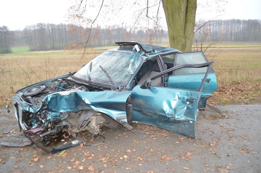 Tragiczny wypadek pod Rawą Mazowiecką. Kierowca uderzył w drzewo