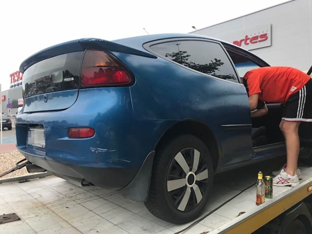 Do zdarzenia doszło w piątek, 24 sierpnia. Na parking Tesco przy ul. Energetyków podjechała mazda, zygzakiem. Ludzie, widząc zachowanie kierowcy oraz pasażerów, na miejsce wezwali policję. Patrol zjawił się bardzo szybko.

Okazało się, że za kierownicą auta siedział kompletnie pijany młody obywatel Ukrainy. Tak mocno, że nie był w stanie dmuchnąć w alkomat. Pasażerowie też było kompletnie pijani. Razem z kierowcą podczas jazdy pili wódkę.

Kierowca został zatrzymany i przewieziony do szpitala. Tam została mu pobrana krew do badań pod kątem alkoholu.

Mazdę zabezpieczyła wezwana przez policję pomoc drogowa. Koszty holowania poniesie właściciel samochodu.

Pasażerowie, którzy zostali na parkingu, nie przerwali picia. Wyjęli z auta wódkę, piwa i poszli dalej pić.

KRYMINALNY CZWARTEK - 23.08.2018 - 11 osób utonęło w czasie wakacji w Lubuskiem. To prawie trzy razy więcej niż przed rokiem
