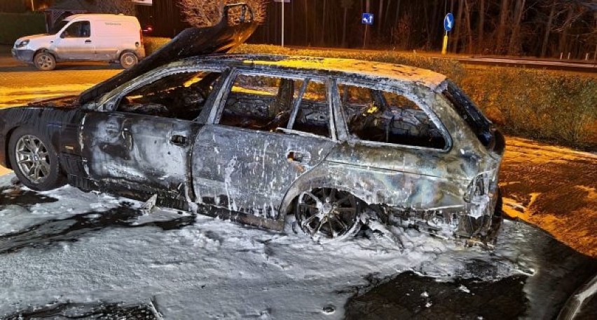 Pożar samochodu w Kokotku. Auto spłonęło całkowicie