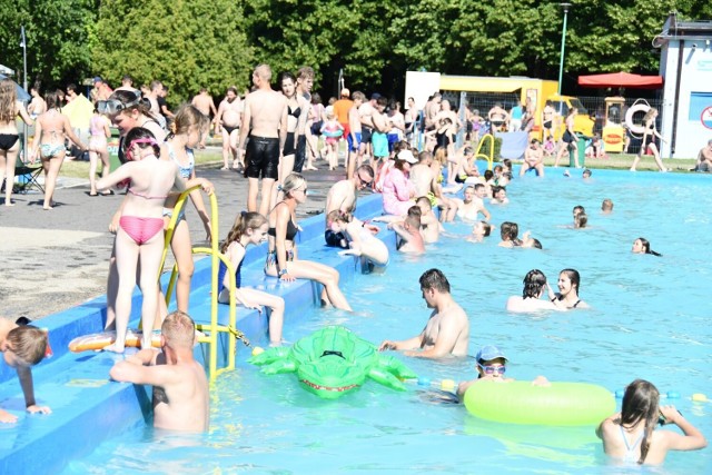 W niedzielę wielu mieszkańców Kielc szukało ochłody na jedynym w mieście basenie letnim przy ulicy Szczecińskiej. Woda przynosiła ulgę zarówno dorosłym, jak i dzieciom i młodzieży. Nad basenem wypoczywały setki ludzi, wśród nich całe rodziny. Wstęp był darmowy z okazji Święta Kielc. 

Zobaczcie, jak było na basenie w niedzielę, 26 czerwca na kolejnych slajdach.

Od poniedziałku za bilet normalny trzeba będzie zapłacić 15 złotych, a za ulgowy 10 złotych.

Zobacz także jak było na basenie w sobotę, w dniu otwarcia