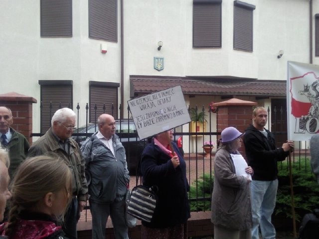 Manifestacja pod konsulatem Ukrainy w rocznicę rzezi wołyńskiej