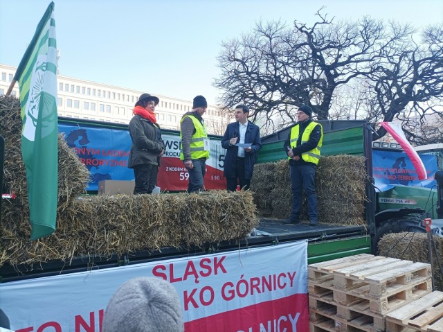 Trwa strajk rolników w Katowicach. Protestujący spotkali się z wojewodą śląskim i przekazali mu swoje postulaty.