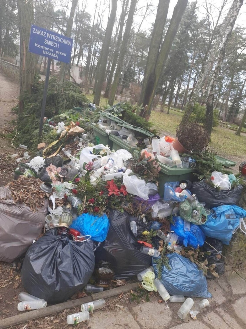 Góra śmieci na cmentarzu w Kielcach. Kto ma ją posprzątać? Zobacz zdjęcia