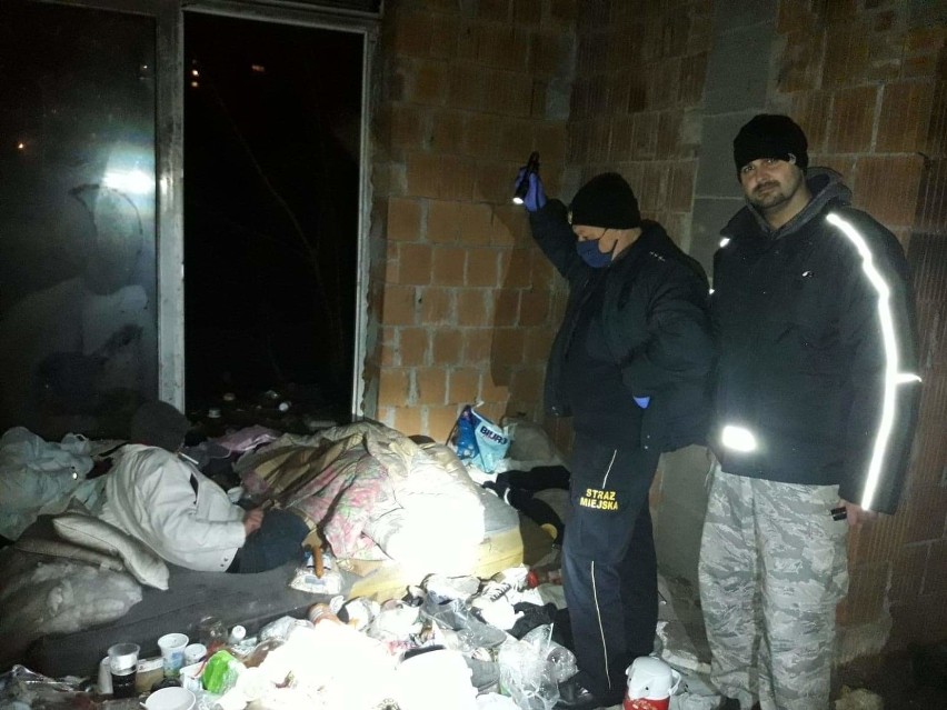 Pabianice. Śpiwory i ciepłe posiłki dla bezdomnych. Zimowa akcja strażników i wolontariuszy