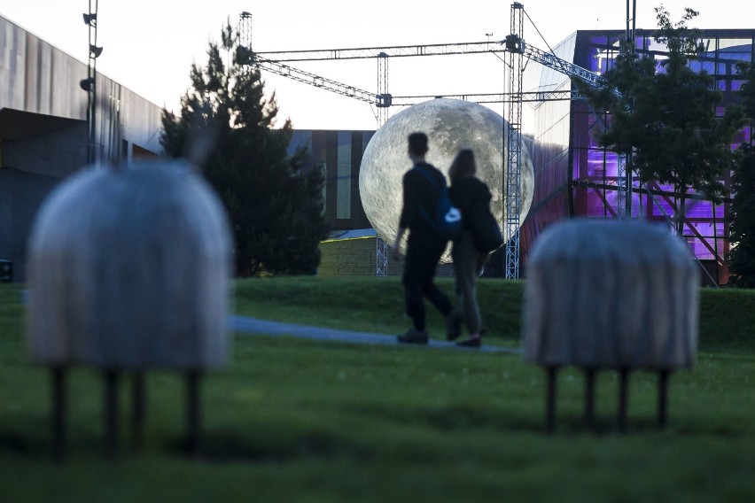 Gigantyczny księżyc zawisł przed Centrum Nauki Kopernik. Przyjdź, zobacz i zrób sobie z nim zdjęcie 