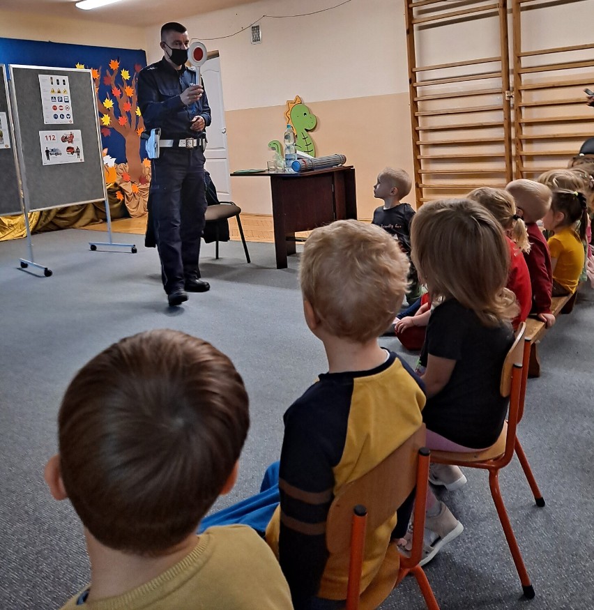 Podczas wizyty policjanta przedszkolaki poznawały zasady bezpieczeństwa na drodze