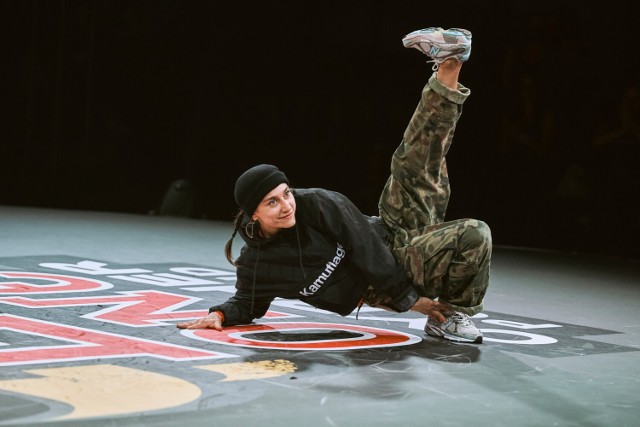 B-girl Mery Berry tańczy breaking podczas zawodów Red Bull BC One Cypher Poland 2021