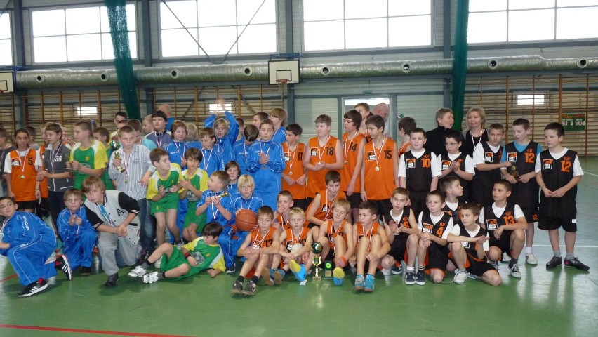 W mikołajkowym turnieju koszykarskim wzięły udział szkoły podstawowe z gminy Nowy Dwór Gdański