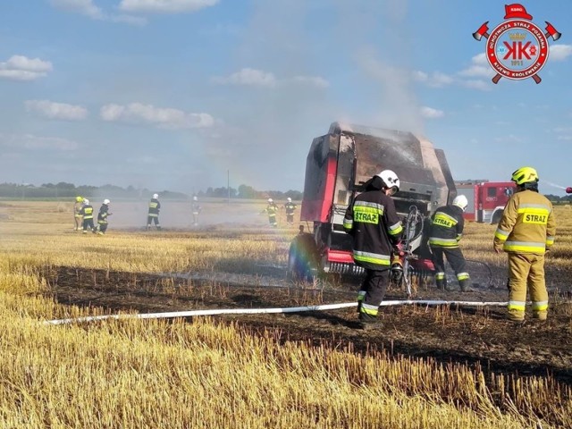 Pożar prasy na polu w Trzebczu Szlacheckim gasili strażacy m.in. z OSP w Trzebczu Szlacheckim i Kijewie Królewskim