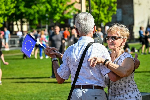 Tłumy bydgoszczan i turystów bawiły się na pikniku, który zorganizowano 1 maja na Wyspie Młyńskiej z okazji 20. rocznicy wejścia Polski do unijnych struktur. Na koniec imprezy odbyła się potańcówka. 

Zobacz więcej zdjęć >>>