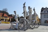 Olbrzymie rzeźby stanęły na olsztyńskim Rynku [ZDJĘCIA]