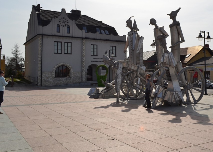 Olbrzymie rzeźby stanęły na olsztyńskim Rynku [ZDJĘCIA]