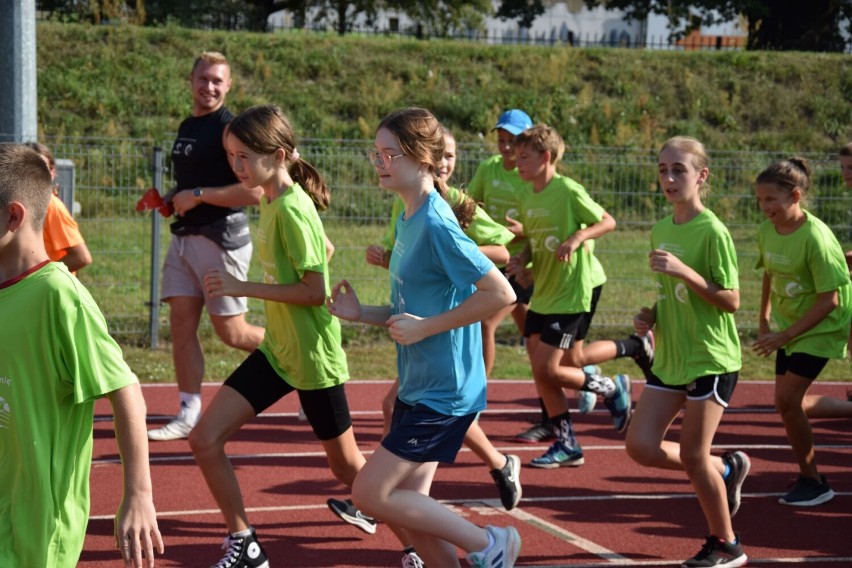 Uczniowie podstawówek rozpoczęli  sportowy roku szkolny akcją Z podwórka na bieżnię w Zduńskiej Woli