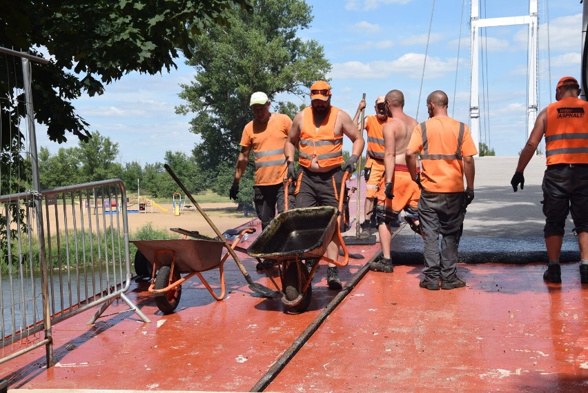 W niedzielę robotnicy zalewali asfalt na "Białym moście" w...