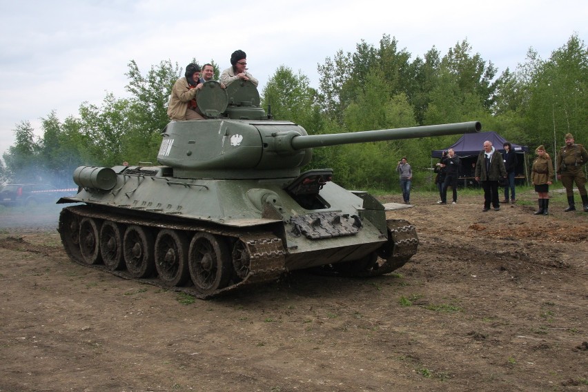 Dąbrowski czołg T-34 gościł w Wysokiej w gminie Łazy. Okazją była akcja &quot;Pod pancerzem&quot;