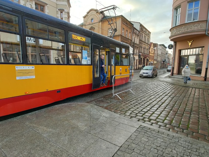 Tramwaje wróciły na ulice Grudziądza i... mają problem z przejazdem, bo torowisko notorycznie jest zastawiane