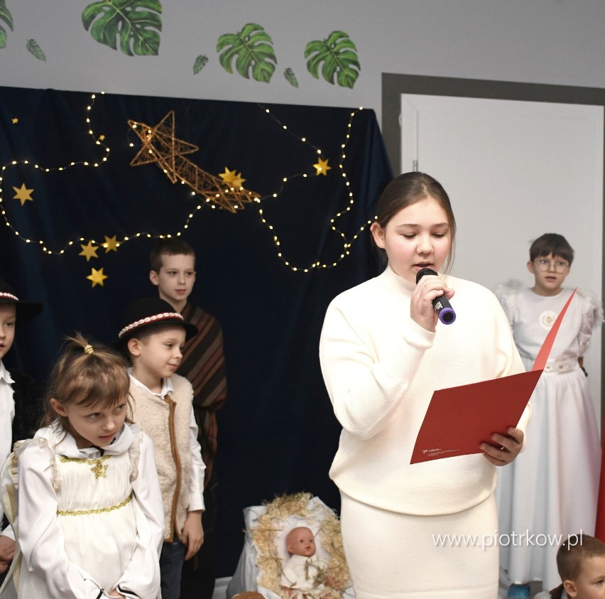 Jasełka w Domu Dziecka w Piotrkowie. Świąteczna atmosfera i prezenty dla podopiecznych placówki ZDJĘCIA