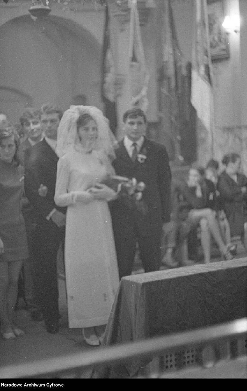 Śluby w czasach PRL. Sprawdź jak wyglądali Państwo młodzi i jaka moda panowała