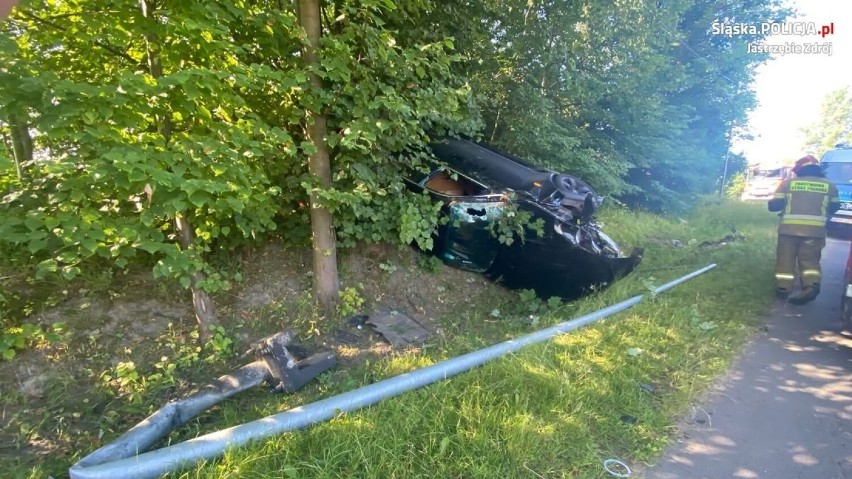 Wypadek w Jastrzębiu-Zdroju. Kierowca bmw stracił panowanie nad pojazdem i dachował. Miał "łyse" opony