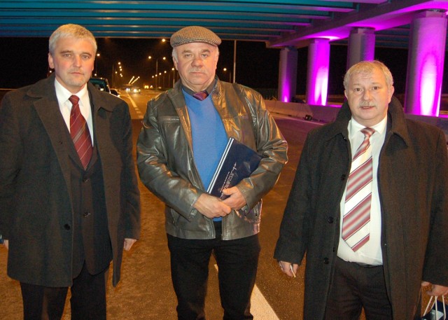 Od lewej burmistrz Zbąszynia Tomasz Kurasiński, Romuald Szczepaniak były burmistrz Zbąszynia i starosta nowotomyski Andrzej Wilkoński