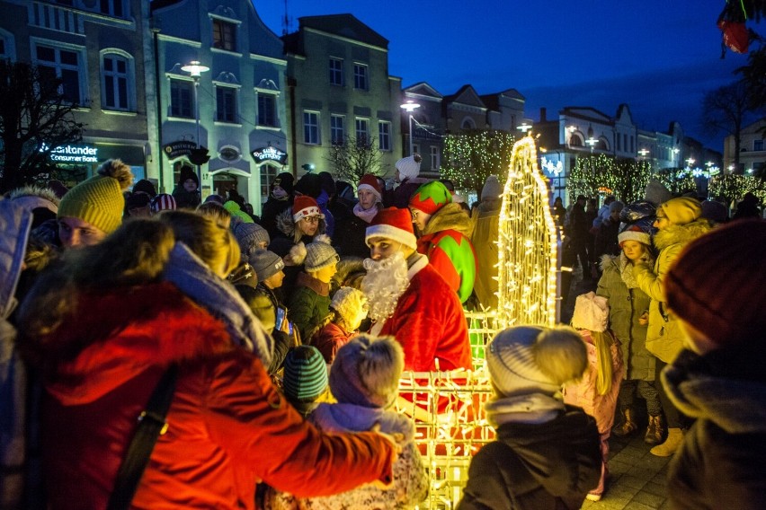 Choinka w Pucku na Starym Rynku włączona. Centrum miasta rozświetliły świąteczne iluminacje.  | ZDJĘCIA, WIDEO