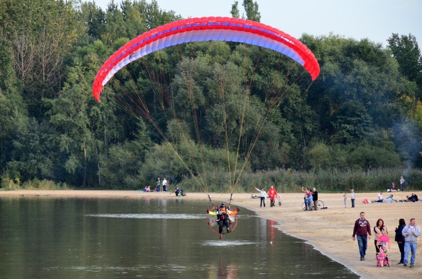 Pokazy paralotniarzy nad Pogorią III